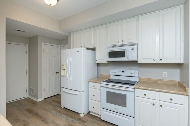 Building Photo - CHARMING TOWNHOME!! 2 Bedroom, 3 Bathroom Townhome in Ankeny!