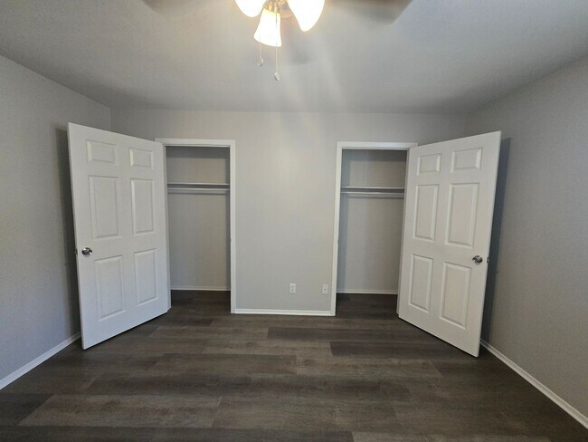 Building Photo - 3221 Dreeben Dr