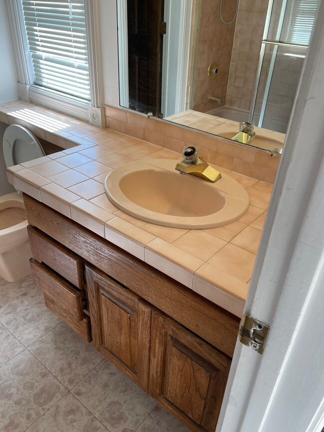 Building Photo - Beautiful Quiet Studio Apartment in Edgemont