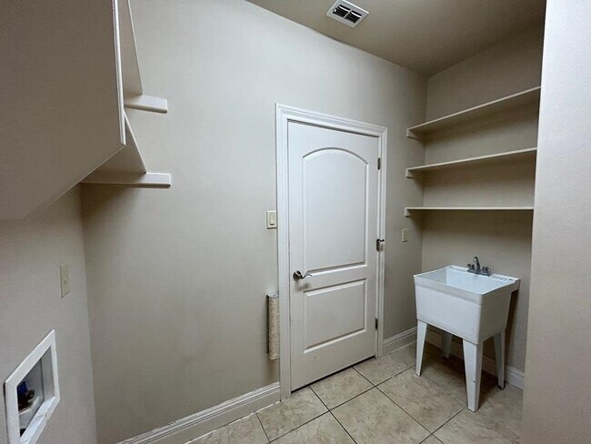 Building Photo - 3335 Hagen Lp