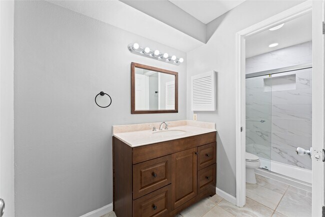 Building Photo - 815 Pebbleshire Dr