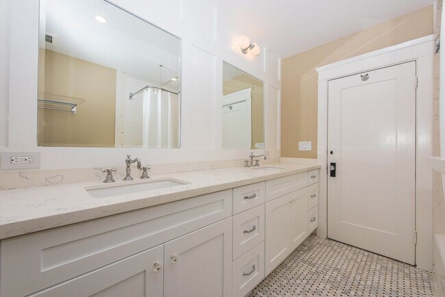 Building Photo - 306 N Shaffer St