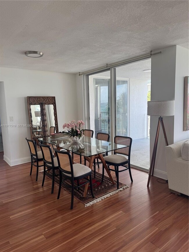 Building Photo - 1420 Brickell Bay Dr