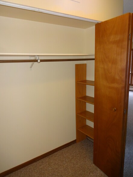Building Photo - 410 6th Ave SW