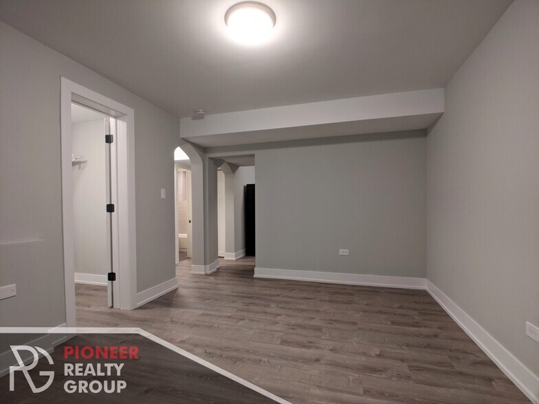 Building Photo - 4409 N Wolcott Ave