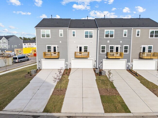 Building Photo - 825 Basswood Gln Trl