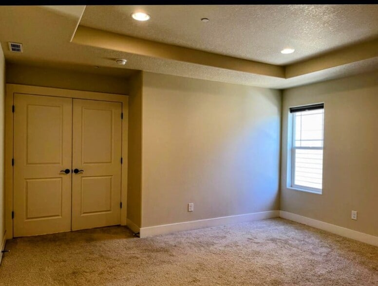 Upper floor - 552 NE 77th Ave