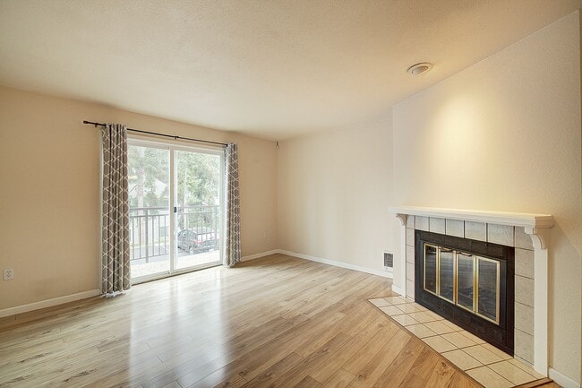 Building Photo - 2bd/2.5ba Woodinville Townhome