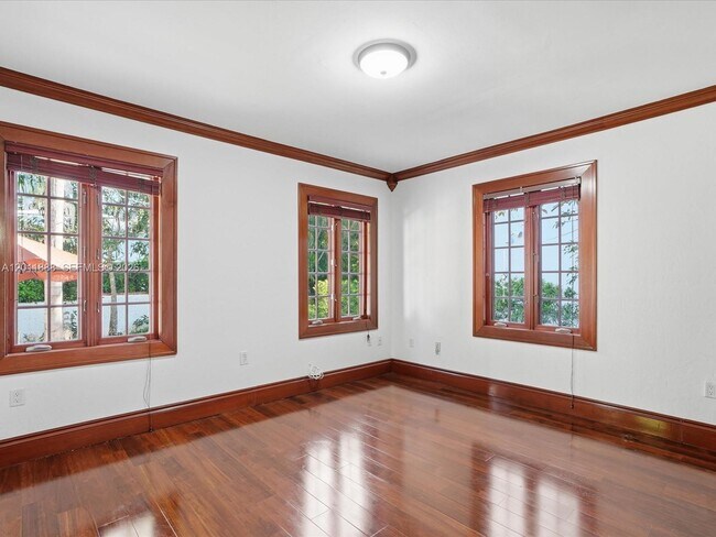 Building Photo - 1137 Asturia Ave