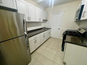 Building Photo - 9/1 - No fee! Spacious 1BR in elevator building near Green Line!