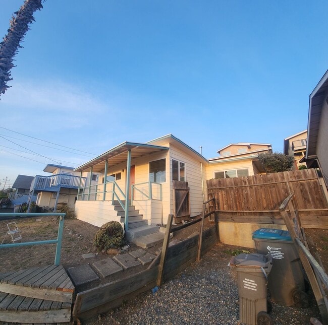 Building Photo - Views of Morro Bay in this cozy hillside cottage!