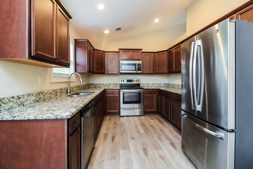 Building Photo - 913 West Ave