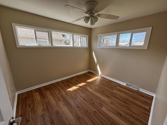 Building Photo - Your ideal home in Gary!