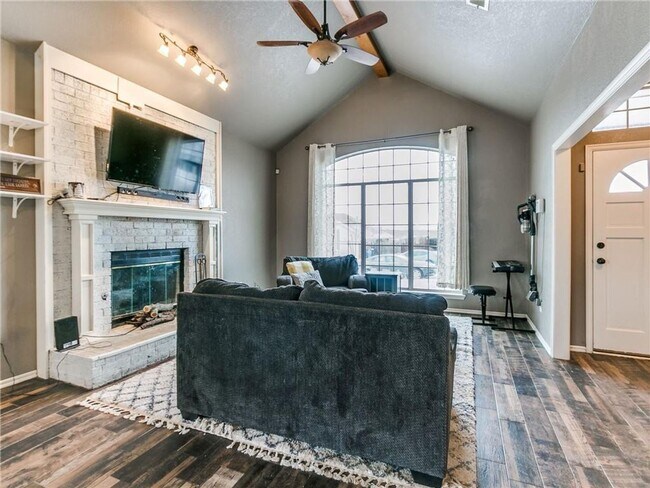 Building Photo - Gorgeous Home Located In Choctaw!!!