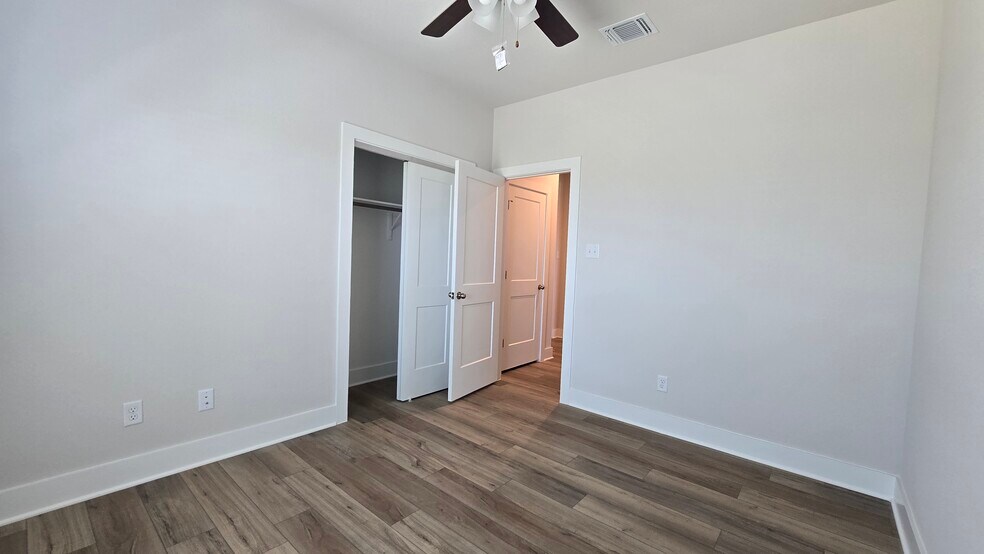 Building Photo - 449 Pipe Creek Dr