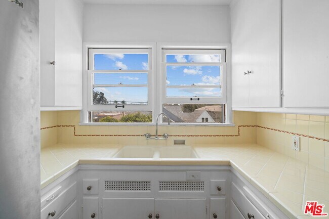 Building Photo - 1558 S Genesee Ave