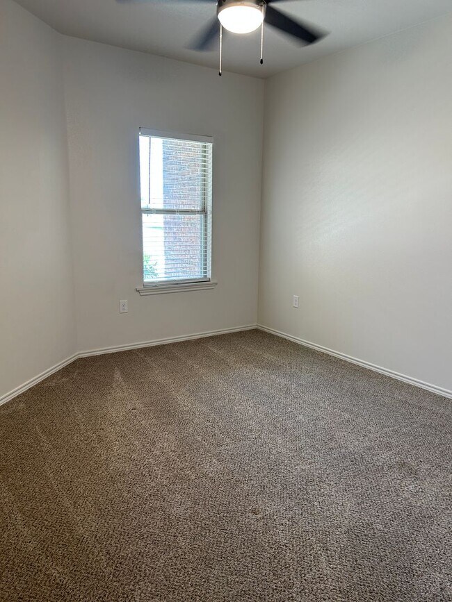 Building Photo - 2Bed/2Bath Duplex