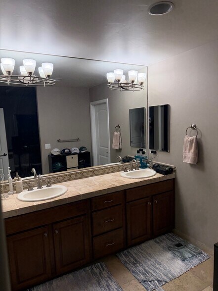 Master Bathroom - 3958 Lamont St