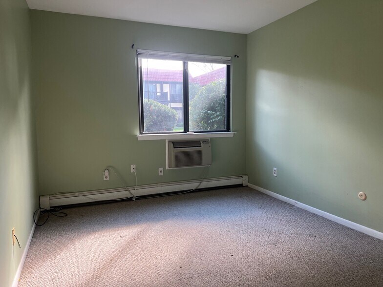 Second bedroom getting new carpet - 6 Loudon Dr