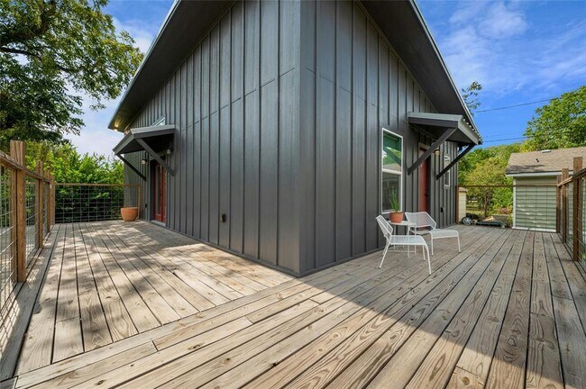 Building Photo - 602 Persimmon St