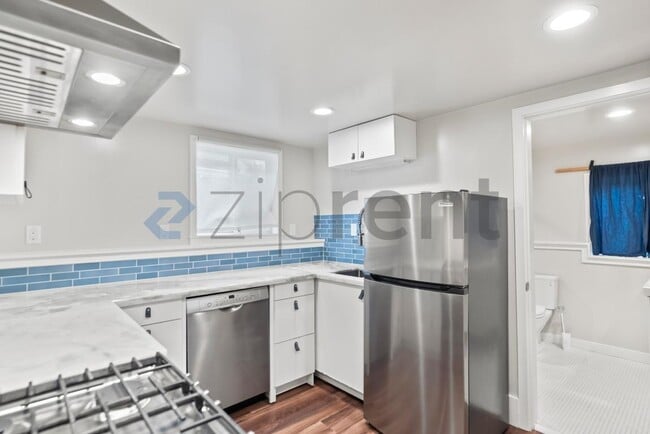 Building Photo - 6000 Bayview Ave