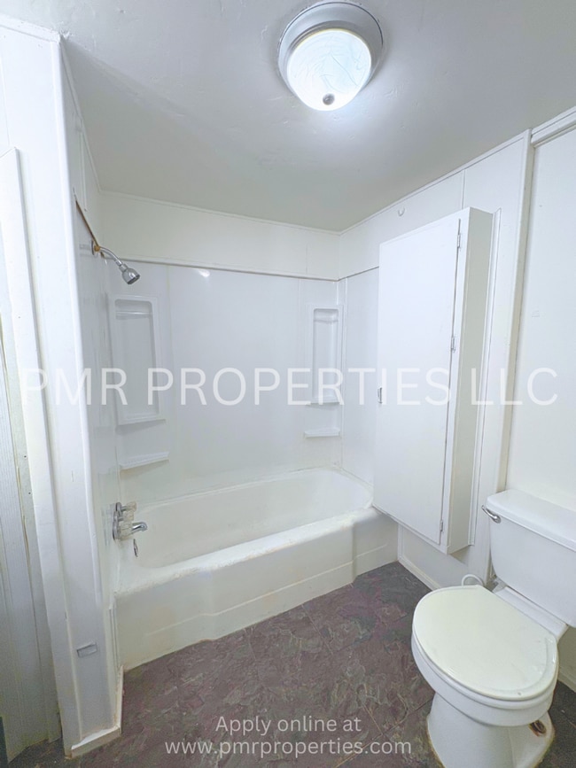 Building Photo - 2 Bedrooms / 1 Bathroom House