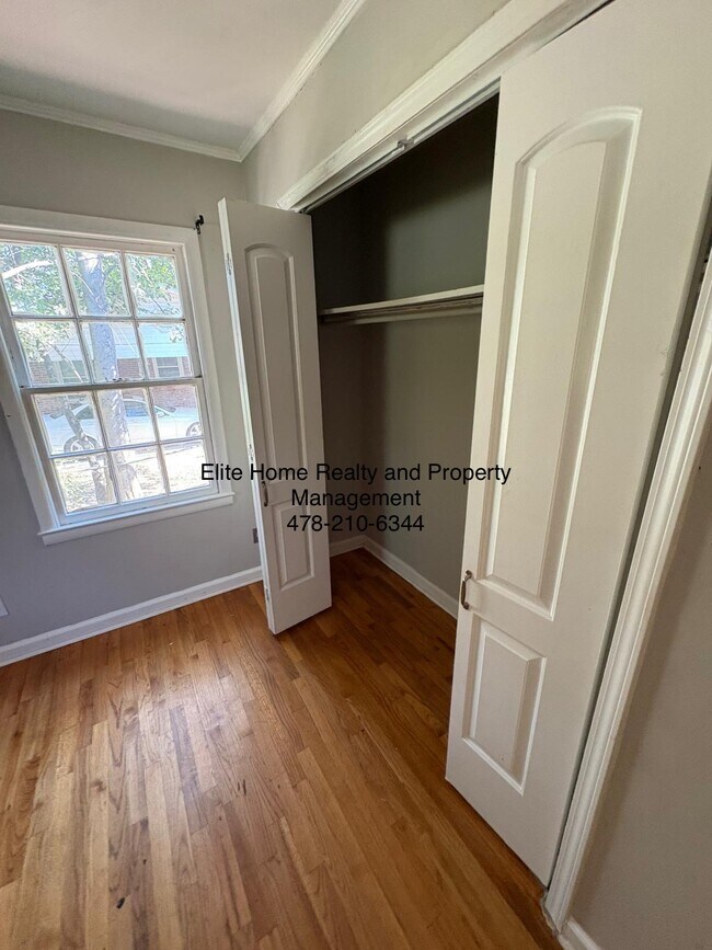 Building Photo - 4322 Fairfax Dr