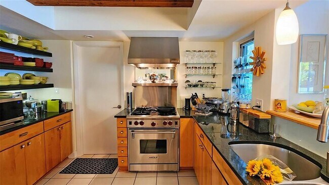 Building Photo - 329 Bernard Ave