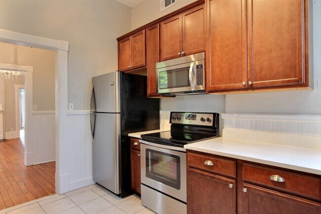 Kitchen - 711 Barnard St