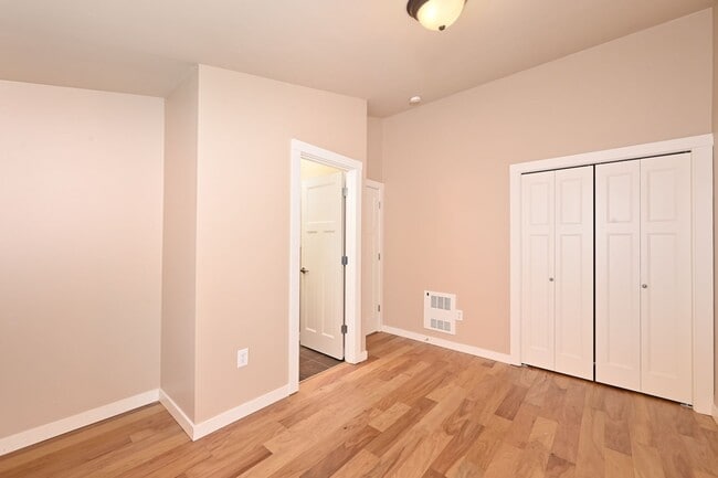 Building Photo - Modern & Spacious 2+ Bedroom/3.25 Bath Vie...