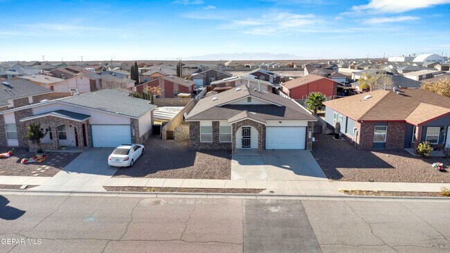 Building Photo - 621 Maravillas St