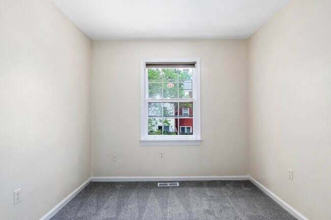 Building Photo - 3 Bed/2 1/2 Bath Pool Pet Friendly Bus line Parking