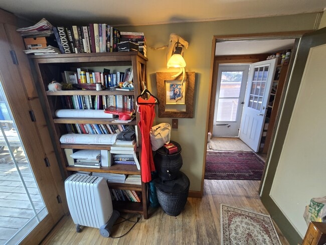 Building Photo - 417 E Tamarack St