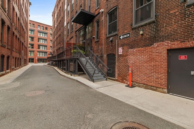 Building Photo - 346 Congress St
