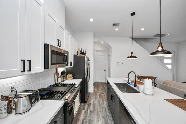 Building Photo - 1066 Mansfield St