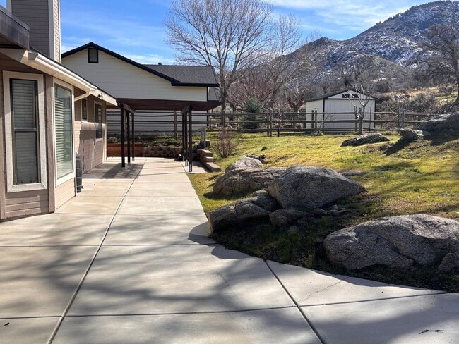 Building Photo - Beautiful Stallion Springs Home With A View!