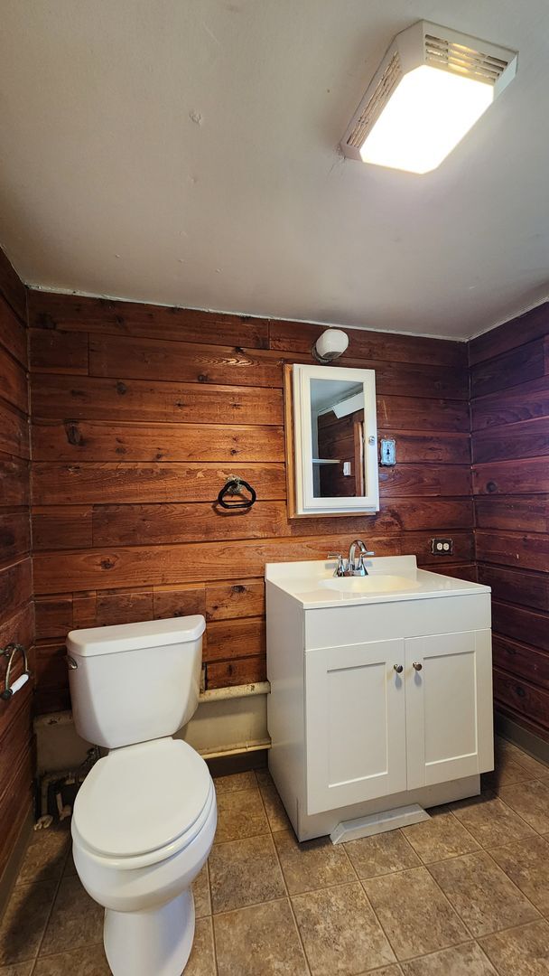 Building Photo - Home on Two Acres with Pets Considered