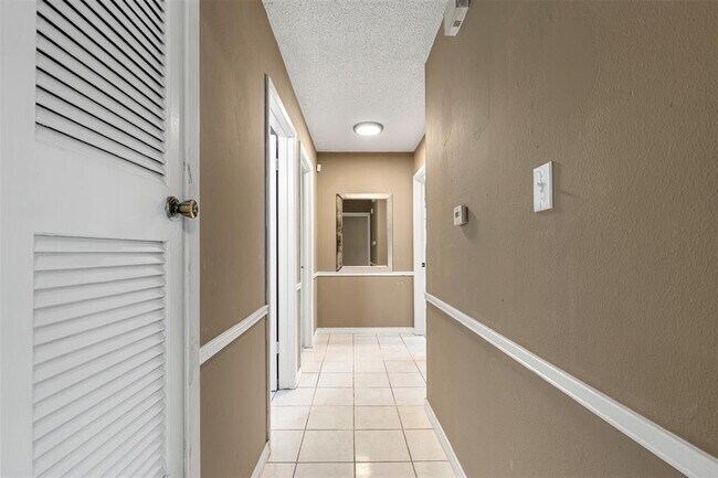 Building Photo - 9407 N Creek Dr