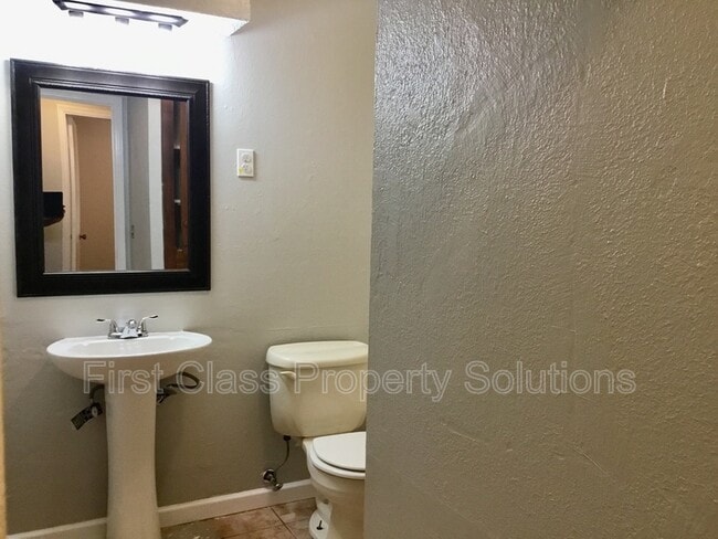 Building Photo - 9725 NE 2nd St