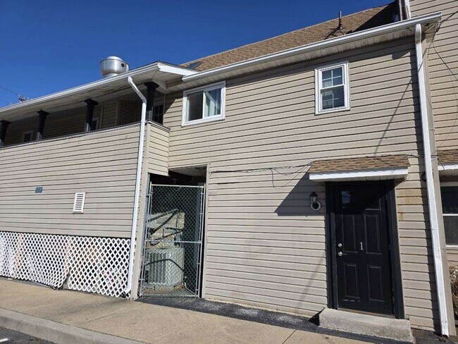 Building Photo - 2nd floor Apartment in Townsend