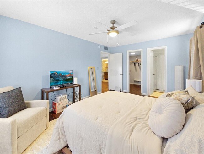 Building Photo - 553 Fairways Cir