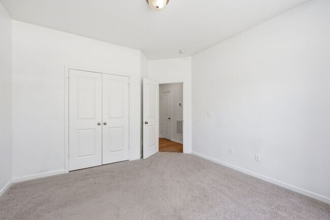 Building Photo - Modern 4BR Townhome with Washer/Dryer & Pet-Friendly Living in Morrisville!