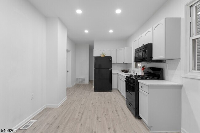 Building Photo - 223 Pine St