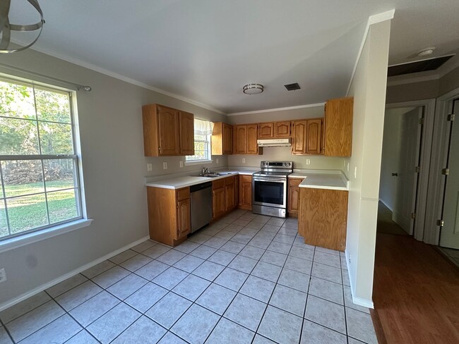 Building Photo - Welcome to this charming 3-bedroom, 2-bath...