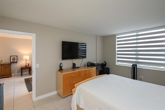 Building Photo - 9410 Poinciana Pl