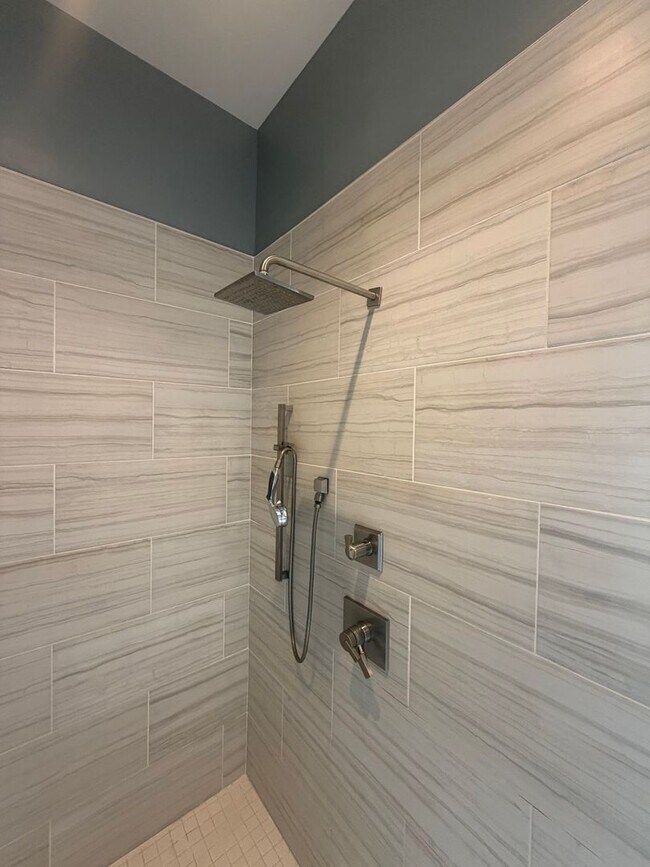 Building Photo - Luxury 3 Bedroom Condo in the Heart of Lawrenceville