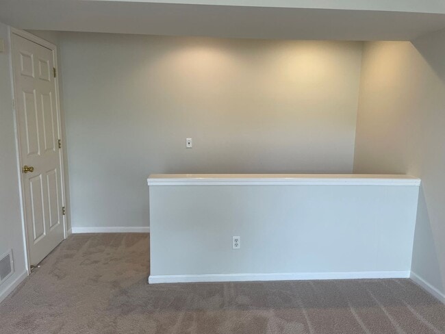 Building Photo - Shelby Twp 2-Bedroom,2-Bath, attached gara...