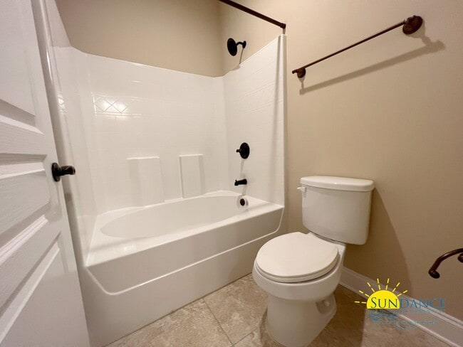Building Photo - Gorgeous 4 Bedroom Home in FWB!