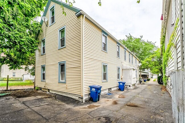 Building Photo - 2036 Lark St
