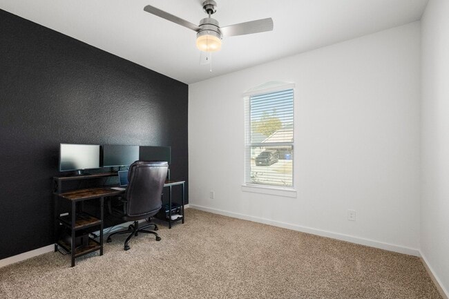 Building Photo - 573 Newcomb Holw Dr